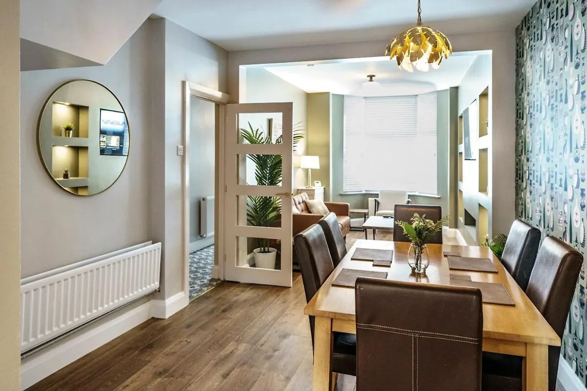 Belfast Stylish City Retreat 2Br בריטניה